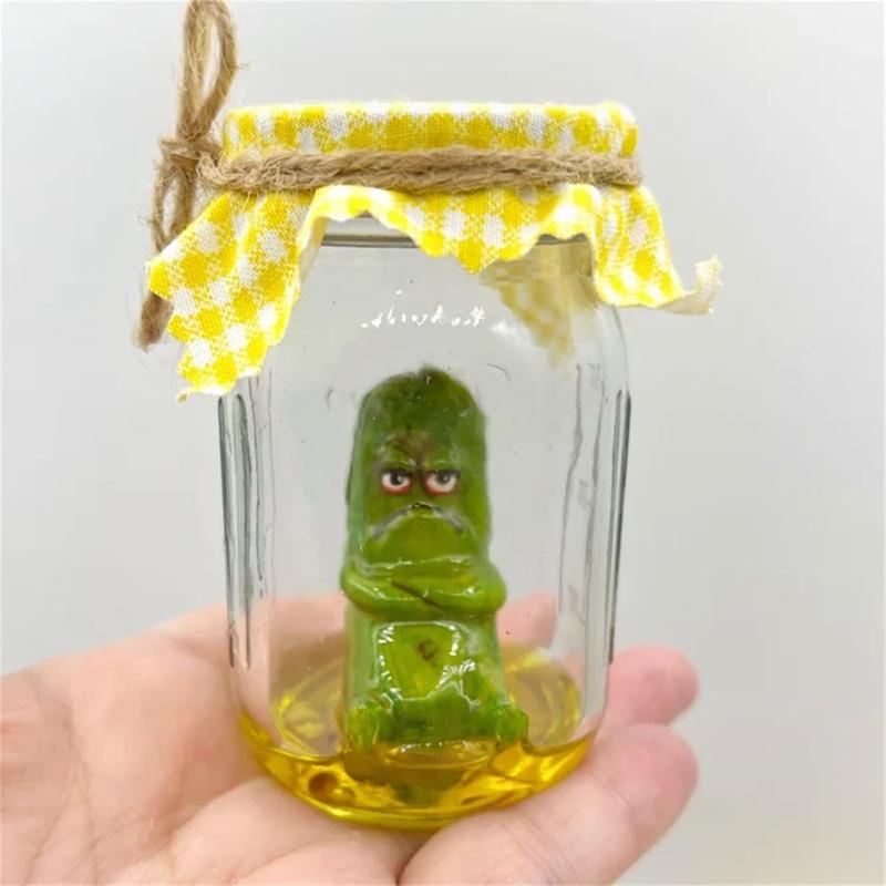 Grumpy Pickle in A Jar Sculpture,Miniature Glass Screaming Pickle in a Jar Sculpture,Handmade Cute Emotional Support Pickle in a Jar, Cute Pickle in a Jar Sculpture Gift (Angry)