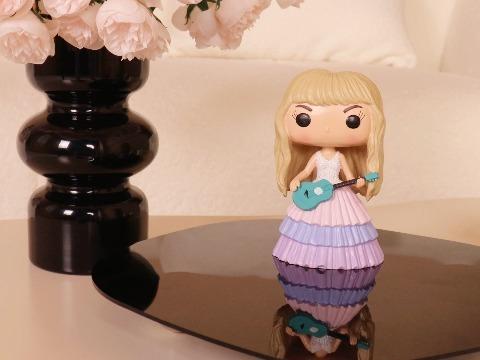 Tay-lor Resin Funko, Collectible Statues, Music Star Resin Sculptures-Commemorative Resin Ornaments-The Best Gift for Taylor Fans and Friends, Music Lover-Living Room and Desk Ornaments