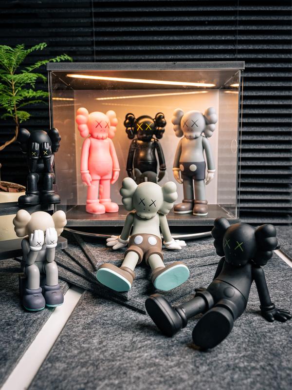 Christmas present:Kaws designed art pieces for collectors to decorate rooms with sculptures - the best holiday gift